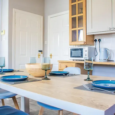 Spacious 3-bed House In Near & Centre With Free Parking & Wifi *
