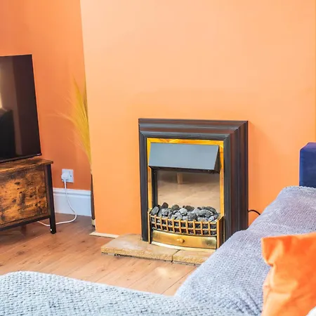 Апартаменты Spacious 3-bed House In Near & Centre With Free Parking & Wifi *