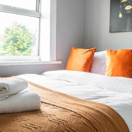 Spacious 3-bed House In Near & Centre With Free Parking & Wifi Апартаменты *
