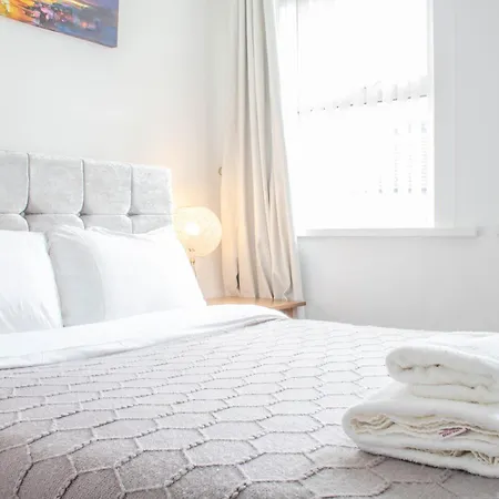 Апартаменты Spacious 3-bed House In Near & Centre With Free Parking & Wifi