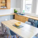 Spacious 3-bed House In Near & Centre With Free Parking & Wifi Apartamento York