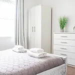 Spacious 3-bed House In Near & Centre With Free Parking & Wifi *