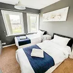 Spacious 3-bed House In Near & Centre With Free Parking & Wifi *