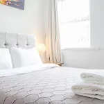 Apartamento Spacious 3-bed House In Near & Centre With Free Parking & Wifi