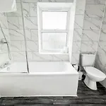 Spacious 3-bed House In Near & Centre With Free Parking & Wifi Apartamento *