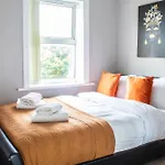 Apartamento Spacious 3-bed House In Near & Centre With Free Parking & Wifi *