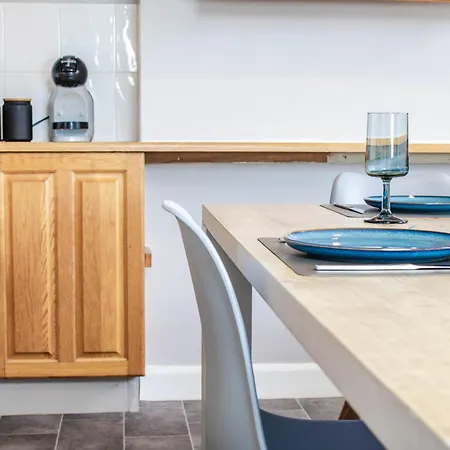 Spacious 3-bed House In Near & Centre With Free Parking & Wifi