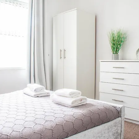 3 Bed House - Free Parking - 10 Minutes To Centre - Perfect For Families, Contractors And Relocators - Long Rates Available *