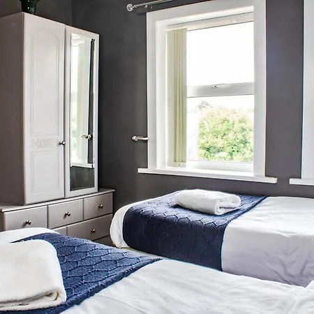 Apartment Spacious 3-bed House In Near & Centre With Free Parking & Wifi
