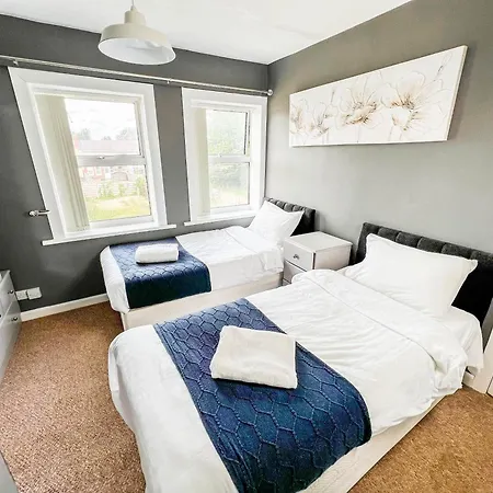 3 Bed House - Free Parking - 10 Minutes To Centre - Perfect For Families, Contractors And Relocators - Long Rates Available *