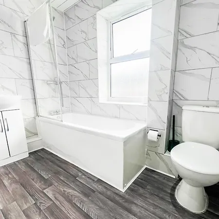 Spacious 3-bed House In Near & Centre With Free Parking & Wifi *