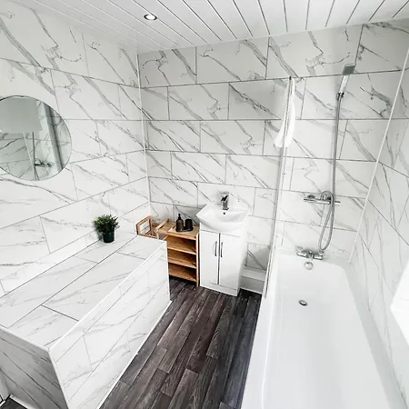 3 Bed House - Free Parking - 10 Minutes To Centre - Perfect For Families, Contractors And Relocators - Long Rates Available