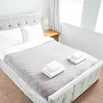 Spacious 3-bed House In Near & Centre With Free Parking & Wifi Appartement