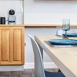 Spacious 3-bed House In Near & Centre With Free Parking & Wifi