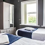 Appartement Spacious 3-bed House In Near & Centre With Free Parking & Wifi