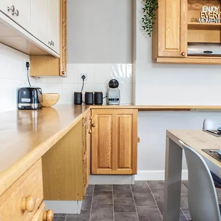 3 Bed House - Free Parking - 10 Minutes To Centre - Perfect For Families, Contractors And Relocators - Long Rates Available Apartament York