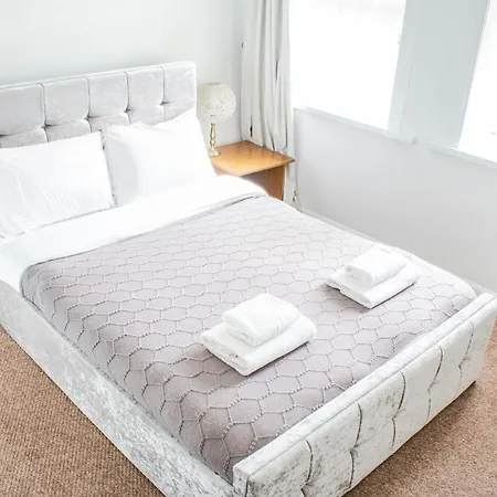 Spacious 3-bed House In Near & Centre With Free Parking & Wifi Lejlighed