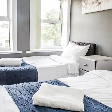 3 Bed House - Free Parking - 10 Minutes To Centre - Perfect For Families, Contractors And Relocators - Long Rates Available Apartament