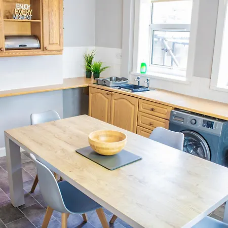 Spacious 3-bed House In Near & Centre With Free Parking & Wifi Lejlighed York