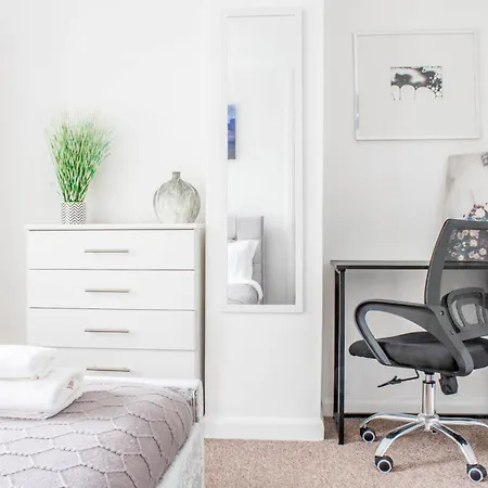 Apartament 3 Bed House - Free Parking - 10 Minutes To Centre - Perfect For Families, Contractors And Relocators - Long Rates Available *