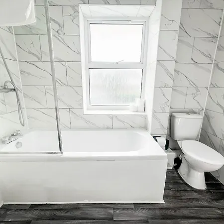 Spacious 3-bed House In Near & Centre With Free Parking & Wifi Lejlighed *