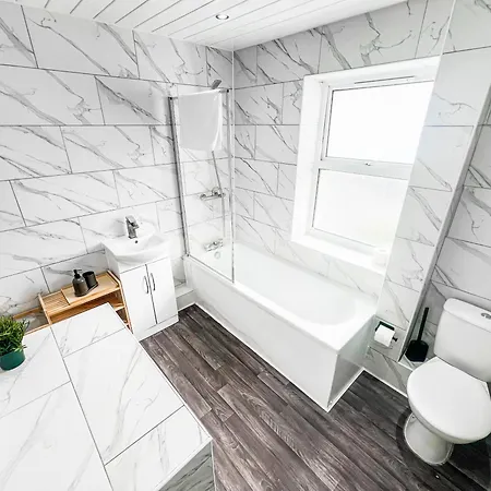 3 Bed House - Free Parking - 10 Minutes To Centre - Perfect For Families, Contractors And Relocators - Long Rates Available * York