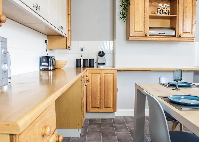 3 Bed House - Free Parking - 10 Minutes To Centre - Perfect For Families, Contractors And Relocators - Long Rates Available Appartement York