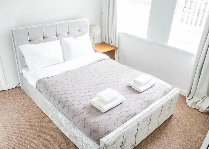 3 Bed House - Free Parking - 10 Minutes To Centre - Perfect For Families, Contractors And Relocators - Long Rates Available Appartement