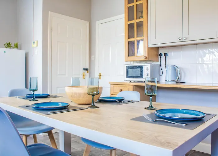 3 Bed House - Free Parking - 10 Minutes To Centre - Perfect For Families, Contractors And Relocators - Long Rates Available *