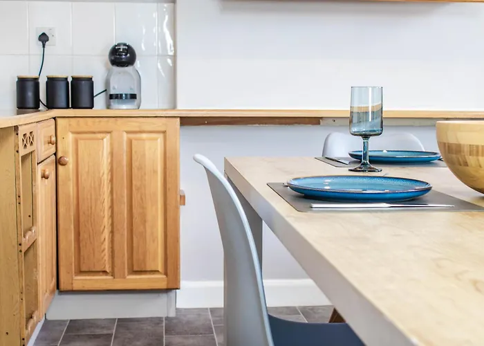 3 Bed House - Free Parking - 10 Minutes To Centre - Perfect For Families, Contractors And Relocators - Long Rates Available