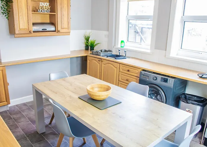 3 Bed House - Free Parking - 10 Minutes To Centre - Perfect For Families, Contractors And Relocators - Long Rates Available Appartement York