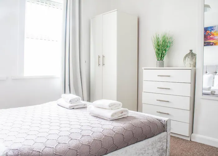 3 Bed House - Free Parking - 10 Minutes To Centre - Perfect For Families, Contractors And Relocators - Long Rates Available *