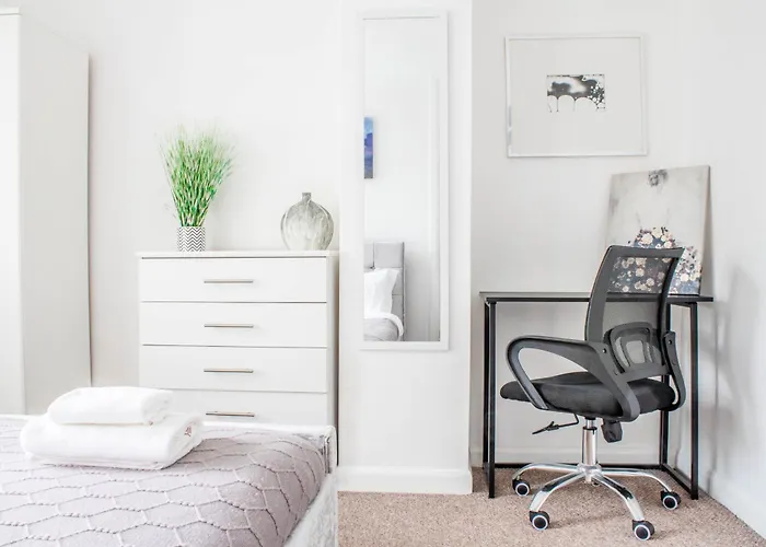 Appartement 3 Bed House - Free Parking - 10 Minutes To Centre - Perfect For Families, Contractors And Relocators - Long Rates Available *