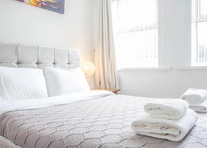 Appartement 3 Bed House - Free Parking - 10 Minutes To Centre - Perfect For Families, Contractors And Relocators - Long Rates Available