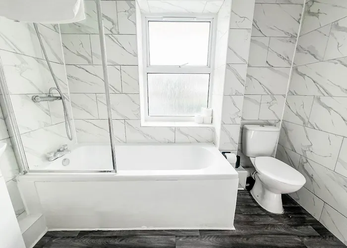 3 Bed House - Free Parking - 10 Minutes To Centre - Perfect For Families, Contractors And Relocators - Long Rates Available Appartement *