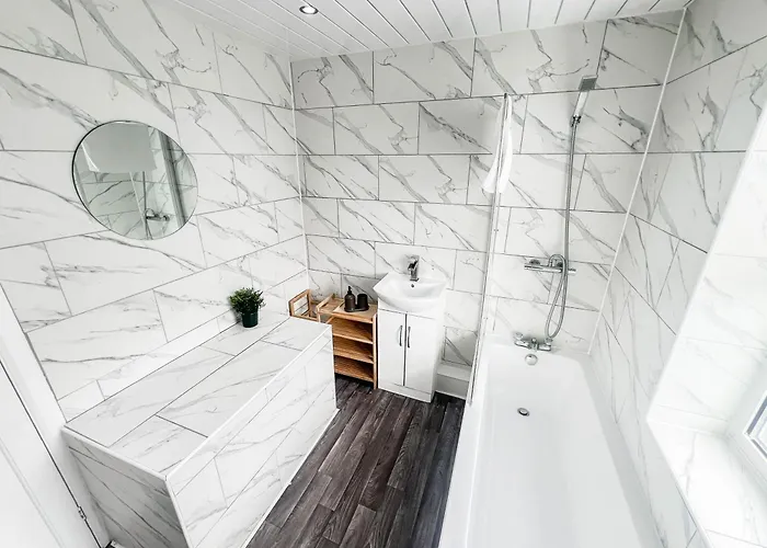 3 Bed House - Free Parking - 10 Minutes To Centre - Perfect For Families, Contractors And Relocators - Long Rates Available