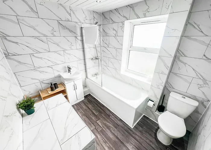 3 Bed House - Free Parking - 10 Minutes To Centre - Perfect For Families, Contractors And Relocators - Long Rates Available * York