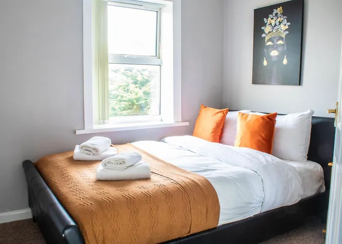 Appartement 3 Bed House - Free Parking - 10 Minutes To Centre - Perfect For Families, Contractors And Relocators - Long Rates Available *